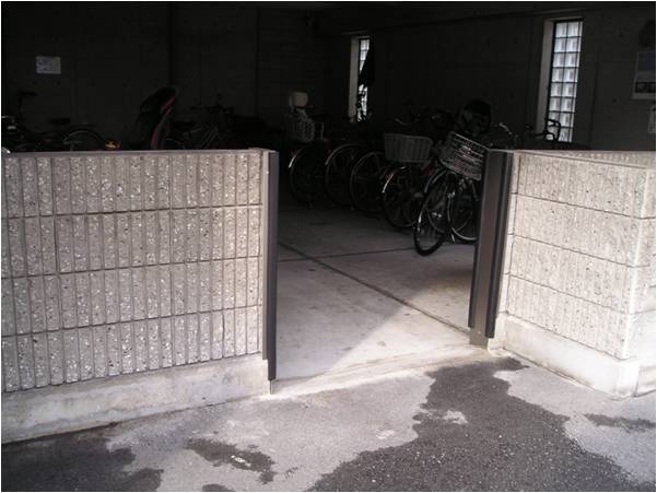 【既設駐輪場のブロック開口後】 両端に、衝撃を軽減するコーナーガードを使用。