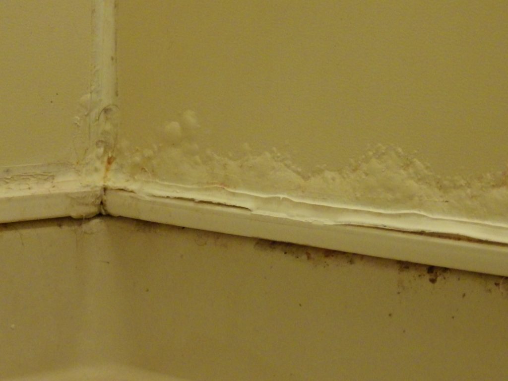 【施工前】 浴槽廻り壁拡大写真 壁に膨らみがあります。