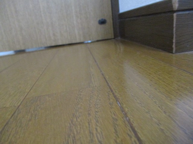 建付け調整後 扉下部に隙間ができ、開閉できるようになりました。